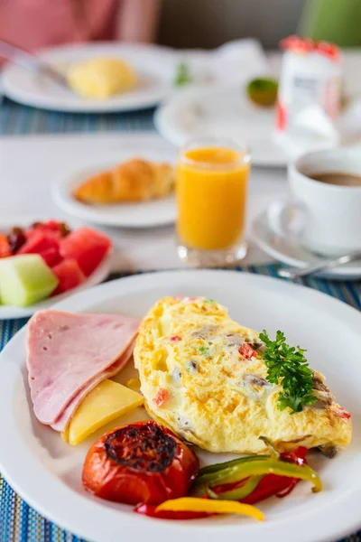Läcker Frukost Med Omelett Skinka Och Grönsaker — Stockfoto