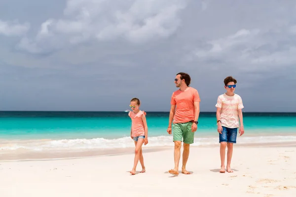 Padre Figli Che Godono Vacanze Mare Sull Isola Tropicale — Foto Stock