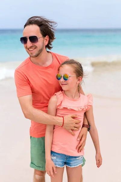 Vader Zijn Schattige Dochtertje Het Strand — Stockfoto