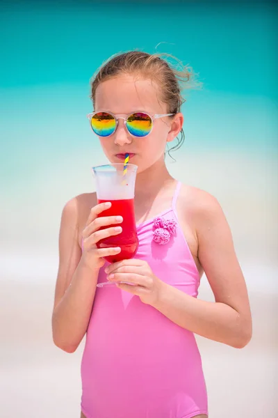 愛らしい少女をカリブの夏休みに熱帯のビーチでトロピカル ジュースを飲んで — ストック写真