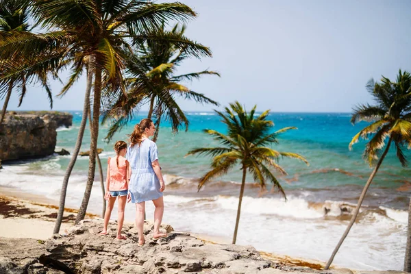 母と娘のバルバドスのカリブ海の休暇の熱帯のビーチの景色を楽しみながら — ストック写真