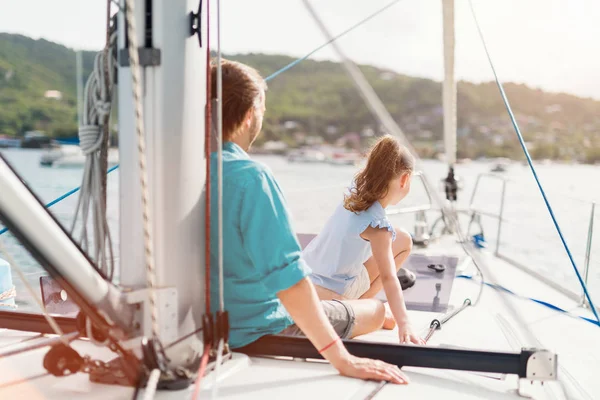 Familj Far Och Dotter Ombord Segelbåt Som Njuter Solnedgången — Stockfoto