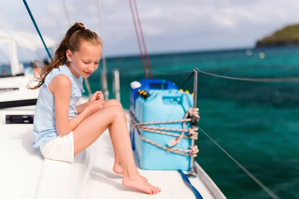 Schattig Klein Meisje Genieten Van Zeilen Een Luxe Catamaran Jacht — Stockfoto