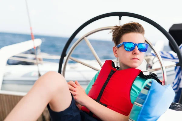 Tonårspojke Njuter Segling Ombord Chartrad Katamaran Eller Yacht — Stockfoto