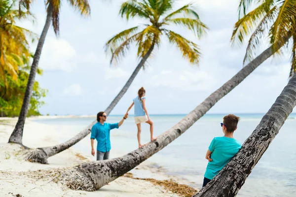 在热带岛屿上享受海滨度假的父亲和孩子 — 图库照片