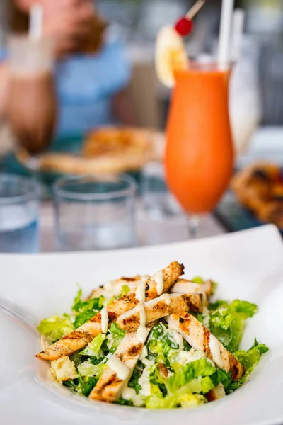 Deliciosa Ensalada César Con Pollo Parrilla Servido Para Almuerzo Cena —  Fotos de Stock