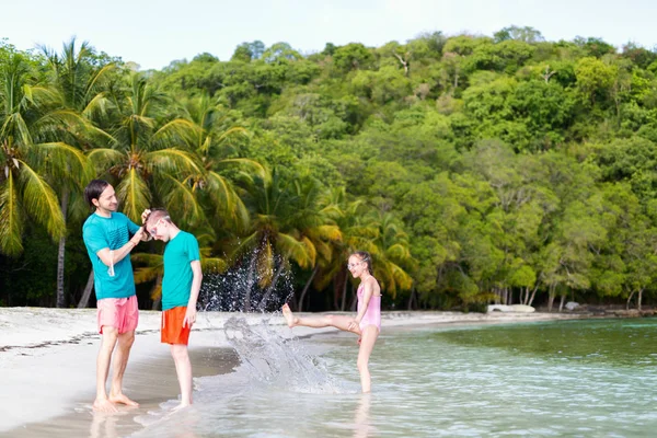 Padre Hijos Disfrutando Vacaciones Playa Isla Tropical —  Fotos de Stock