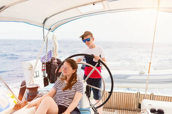 Aile Anne Gemide Oğlu Yaz Seyahat Macera Olan Yelkenli Yat — Stok fotoğraf