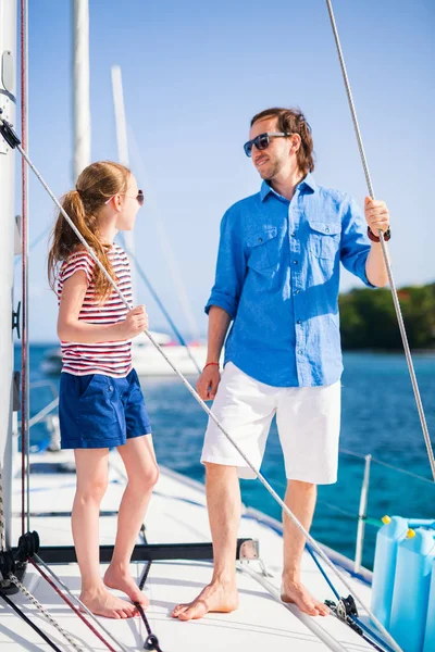 Vader Dochter Aan Boord Van Een Zeiljacht Met Zomer Reizen — Stockfoto