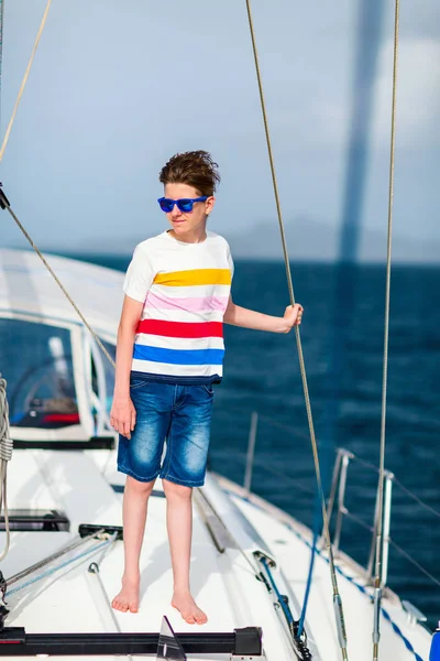 Adolescente Che Diverte Navigare Bordo Catamarano Yacht Noleggiato — Foto Stock