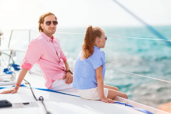 Far Och Dotter Ombord Segelbåt Som Njuter Solnedgången — Stockfoto