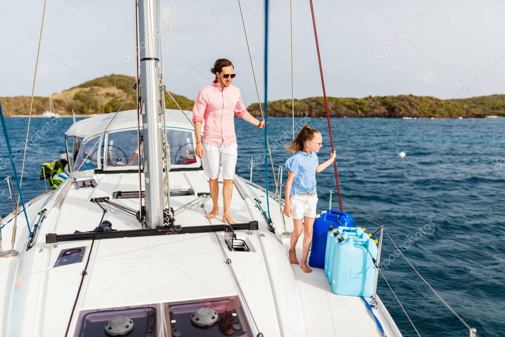 Padre e figlia a bordo di yacht a vela avendo avventura di viaggio estivo 