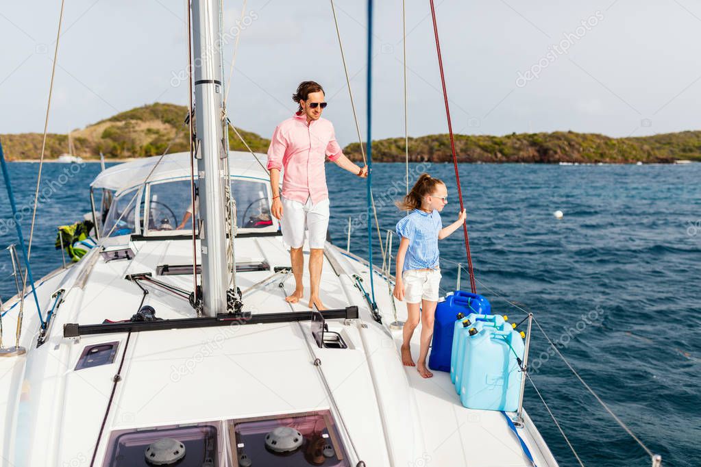 Padre e figlia a bordo di yacht a vela avendo avventura di viaggio estivo