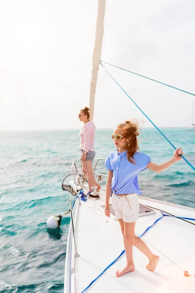 Family Mother Daughter Board Sailing Yacht Having Summer Travel Adventure — Stock Photo, Image