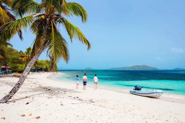Anya Gyerekek Trópusi Tengerparti Nyaralást Élvezi Tobago Cays Vincent Grenadine — Stock Fotó