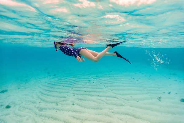一个小女孩在热带海洋中游泳水下照片 — 图库照片