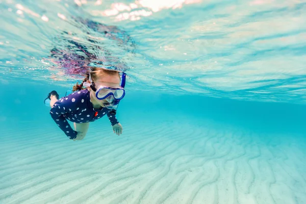 Foto Subaquática Uma Menina Nadando Oceano Tropical — Fotografia de Stock