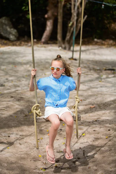 Liebenswertes Mädchen Hat Spaß Auf Einer Schaukel Freien Einem Sommertag — Stockfoto