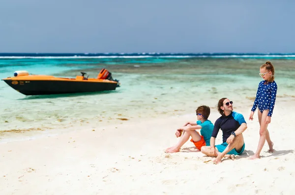 Padre Figli Che Godono Vacanze Mare Sull Isola Tropicale — Foto Stock
