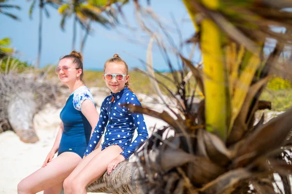 Mère Fille Profitant Vacances Plage Tropicale — Photo