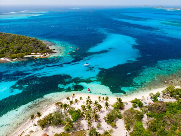 在圣文森特和格林纳丁斯珊瑚礁的热带岛屿和绿松石加勒比海的空中无人机鸟瞰图 — 图库照片