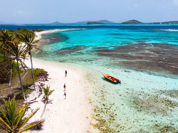 ぷちタバック熱帯の島 トバゴ Cays ターコイズ ブルーのカリブ海 セントビン セントおよびグレナディーン諸島の子供を持つ家族の空中ドローン ビュー — ストック写真