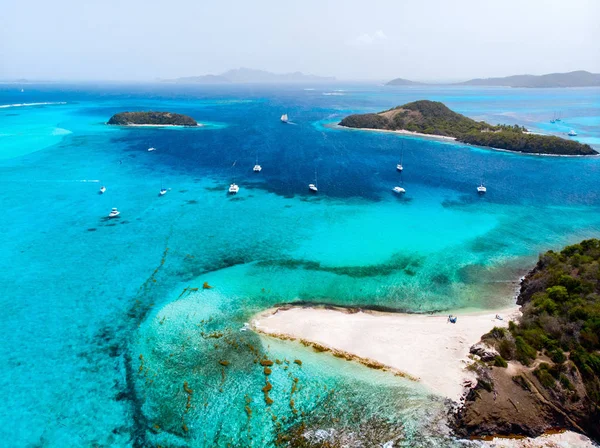 熱帯の島々 とターコイズ ブルーのカリブ海セントビン セントとグレナディーン諸島トバゴ Cays の空中ドローン ビュー — ストック写真