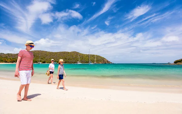 Matka Děti Užívat Tropické Pláži Dovolenou Ostrově Mayreau Svatý Vincenc — Stock fotografie