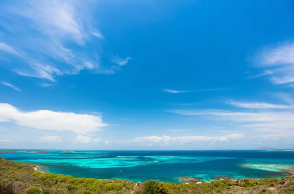 圣文森特和格林纳丁斯热带岛屿和绿松石加勒比海的鸟瞰图 — 图库照片