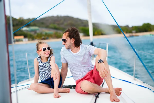 Vater Und Tochter Bord Der Segeljacht Bei Sommerlichem Reiseabenteuer — Stockfoto
