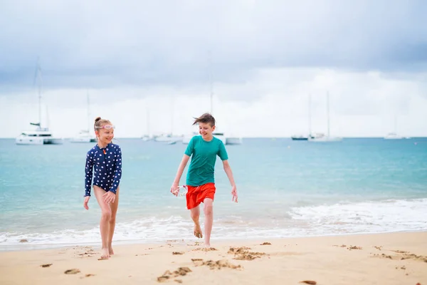孩子的兄弟和姐妹在热带海滩在暑假期间 — 图库照片