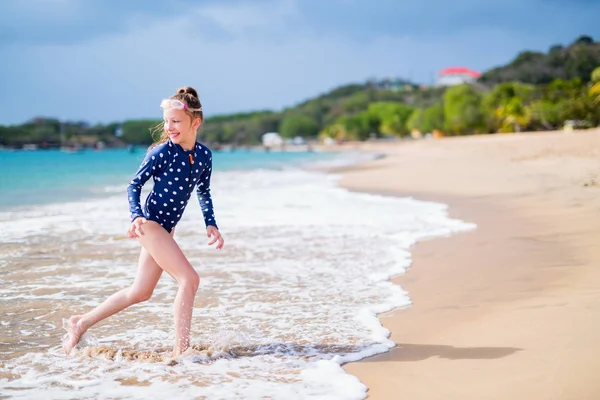 Liebenswertes Mädchen Strand Während Der Sommerferien — Stockfoto