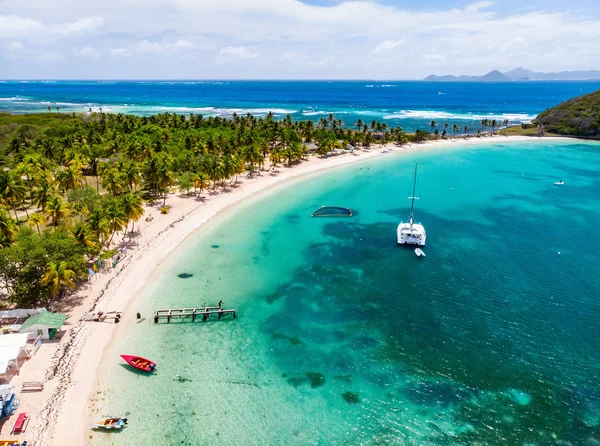 在圣文森特和格林纳丁斯的 Mayreau 热带岛屿和绿松石加勒比海的空中无人机鸟瞰图 — 图库照片