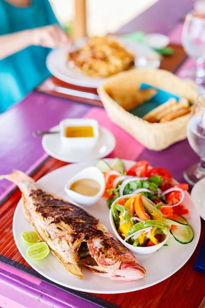 Close Delicious Grilled Fish Served Lunch Fresh Vegetables Salad — Stock Photo, Image