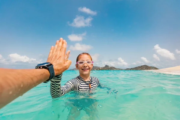 Dividir Foto Subaquática Menina Bonito Divertindo Com Seu Pai Oceano — Fotografia de Stock