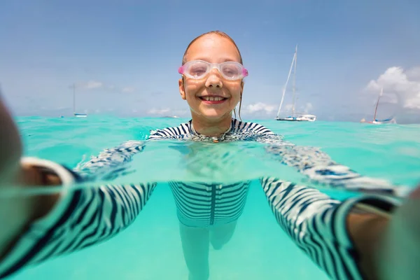 Splitsen Van Onderwater Foto Van Schattig Meisje Met Plezier Een — Stockfoto