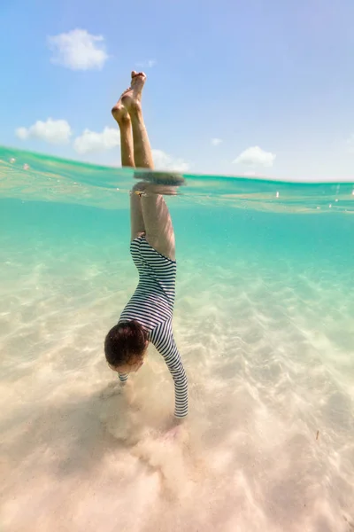 Unterwasser Foto Eines Kleinen Mädchens Das Tropischen Ozean Planscht — Stockfoto