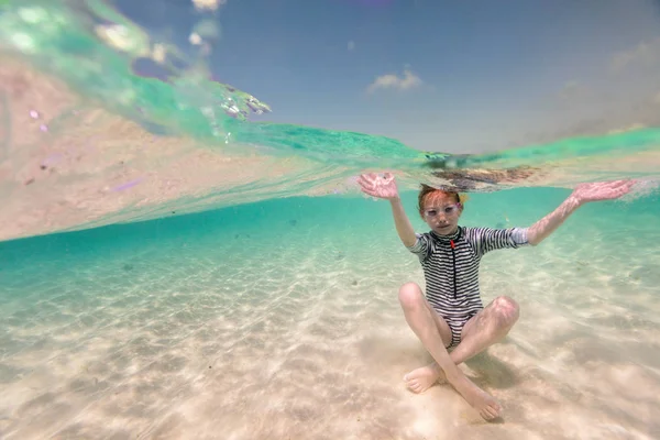 Разделенная Подводная Фотография Маленькой Девочки Плескающейся Тропическом Океане — стоковое фото