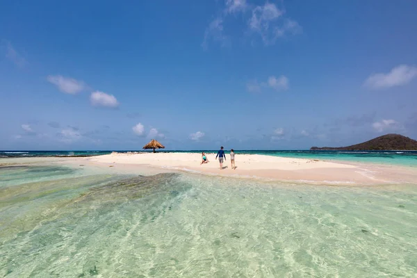 Famiglia Madre Bambini Godendo Vacanza Mare Tropicale — Foto Stock