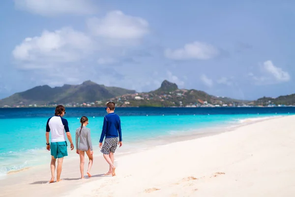 Zadní Pohled Otce Děti Těší Plážové Dovolené Tropickém Ostrově — Stock fotografie