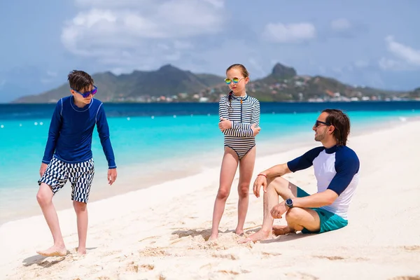 Отец Дети Наслаждаются Пляжным Отдыхом Тропическом Острове — стоковое фото