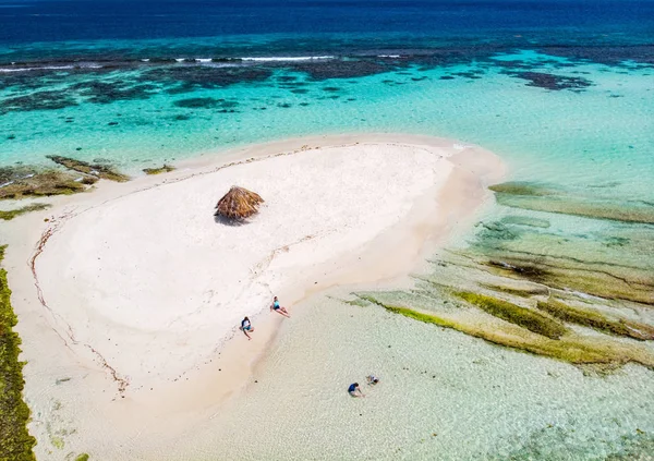空中无人机鸟瞰小型热带 Mopion 岛沙洲 绿松石加勒比海和圣文森特和格林纳丁斯儿童家庭 — 图库照片