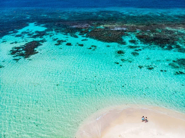 空中无人机鸟瞰小热带 Mopion 岛沙洲 绿松石加勒比海和在圣文森特和格林纳丁斯的浪漫情侣 — 图库照片
