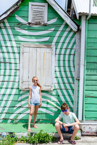 Två Barn Pojke Och Flicka Utomhus Mot Färgglada Huset Barbados — Stockfoto
