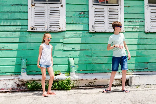 Dwoje Dzieci Chłopiec Dziewczyna Zewnątrz Przeciwko Kolorowy Dom Wyspie Barbados — Zdjęcie stockowe
