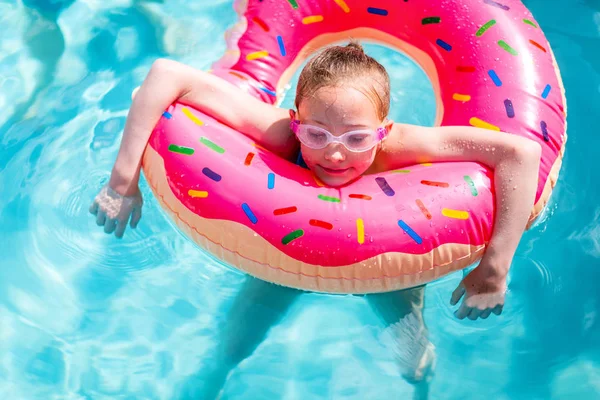 Menina Adorável Com Anel Inflável Rosa Nadando Uma Piscina Férias — Fotografia de Stock