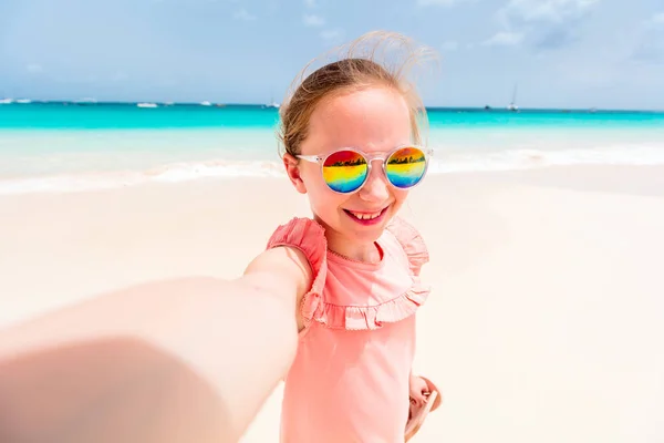 Schattig Meisje Maken Selfie Tropisch Strand Het Exotische Eiland Tijdens — Stockfoto