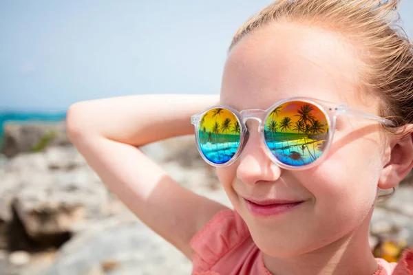 Aranyos Kislány Strandon Tükröző Trópusi Tengerpart Pálmafákkal Napszemüveget Visel Nyaralás — Stock Fotó