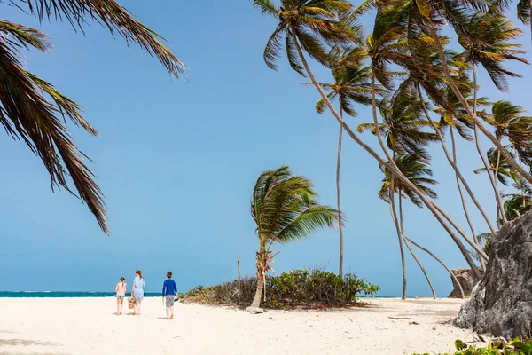 Anne Tropikal Plaj Tatil Karayipler Barbados Zevk Çocuklar — Stok fotoğraf