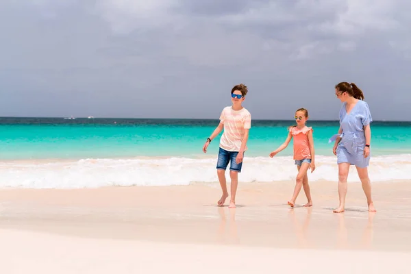 在巴巴多斯加勒比海度假享受热带海滩的母亲和儿童 — 图库照片